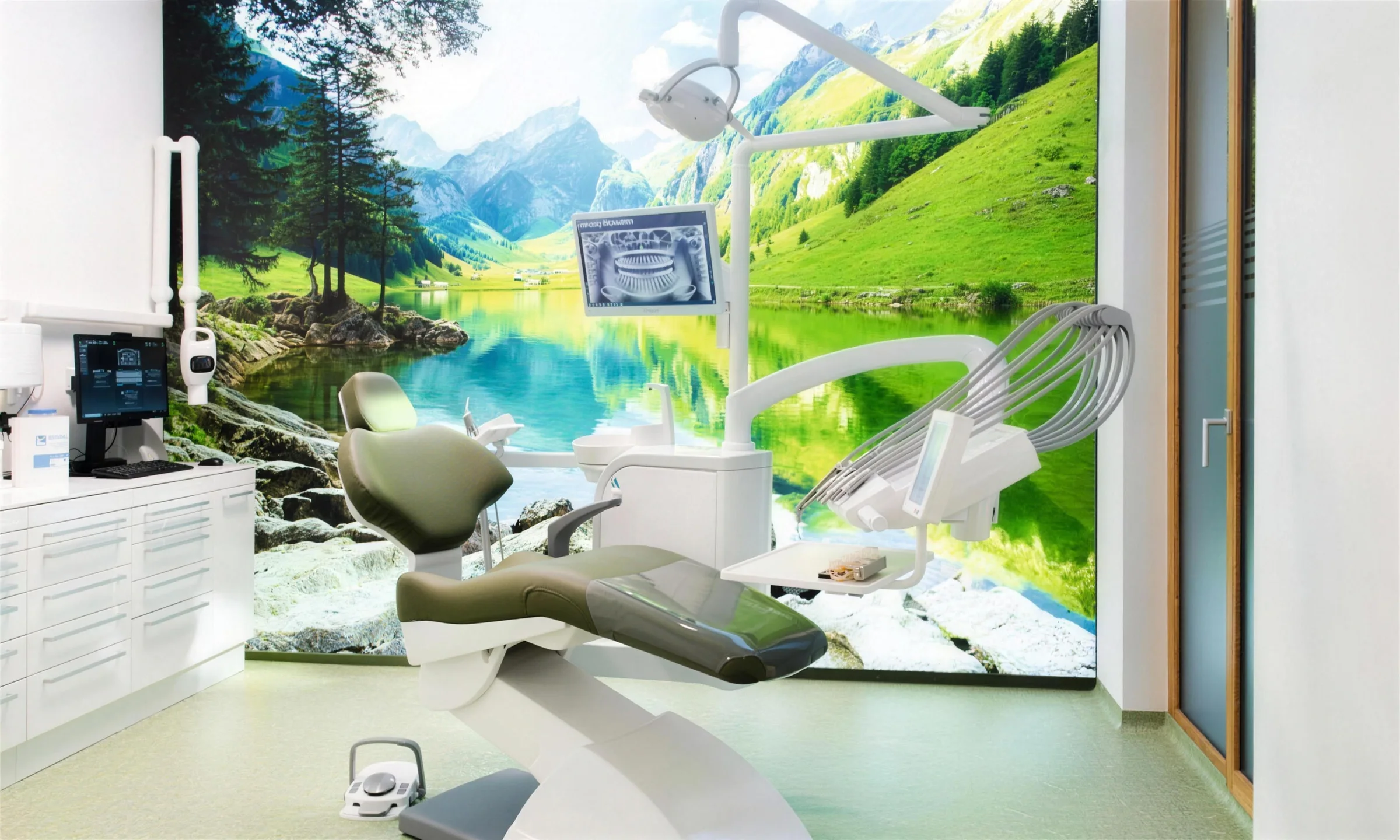 Behandlungszimmer mit Bergsee-Panorama an der Wand