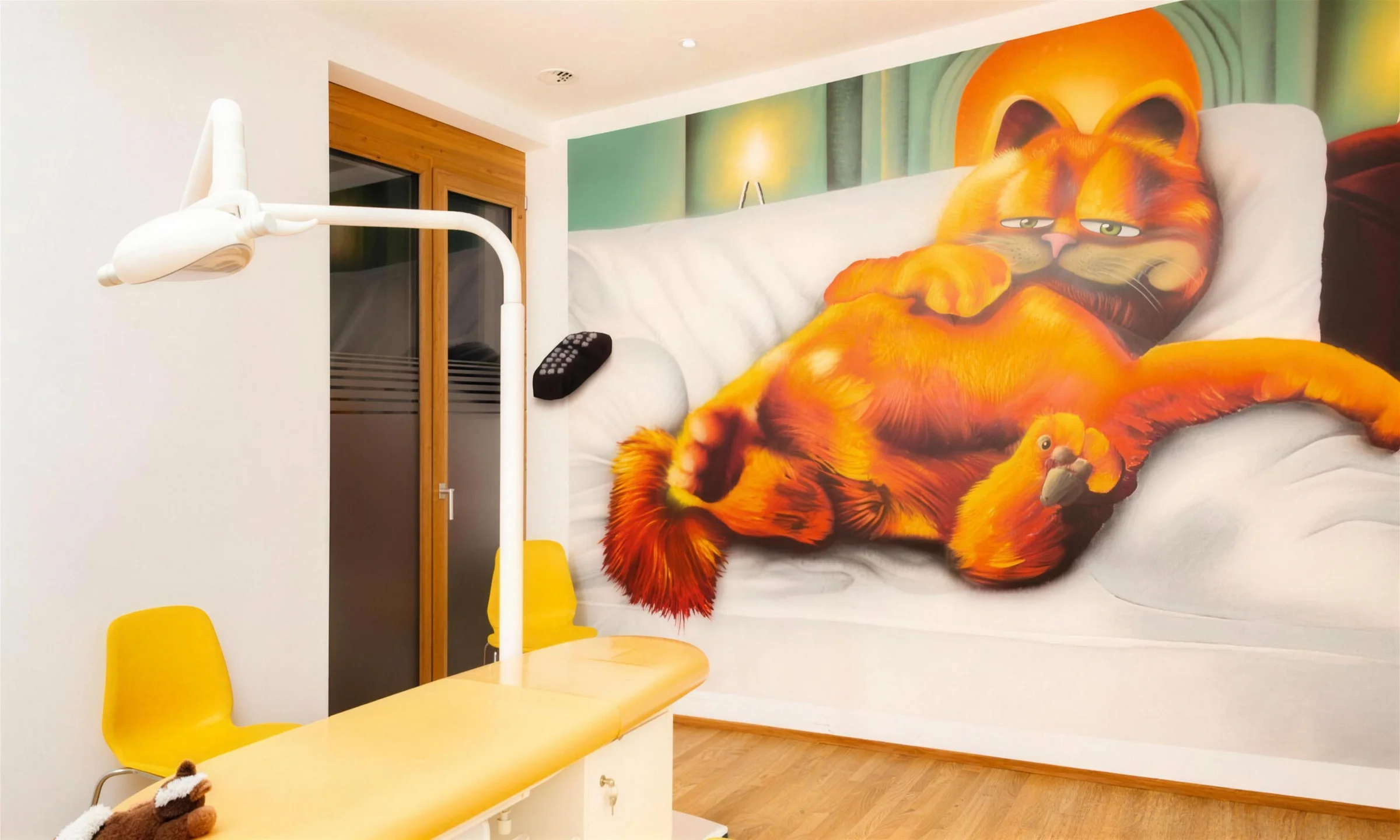 Behandlungszimmer mit großem Wandbild einer orangen Katze